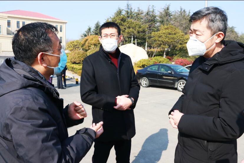 共同戰(zhàn)疫情，慰問顯大愛！嶗山區(qū)建筑業(yè)協(xié)會會長袁永林等慰問青島高速疫情防控工作人員(圖1)
