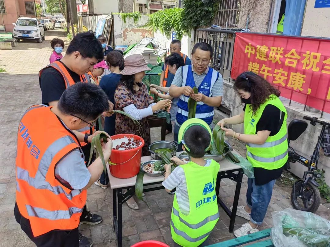 心系基層,情暖端午|中建聯(lián)合組織市南區(qū)金湖路街道項目人員在工地現場包粽子、慶端午(圖1) 心系基層,情暖端午|中建聯(lián)合組織市南區(qū)金湖路街道項目人員在工地現場包粽子、慶端午(圖1)