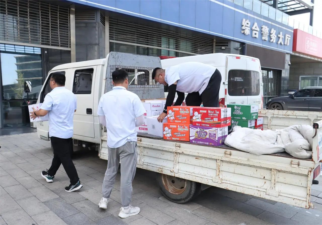 致敬一線 | 青島中建聯合集團有限公司工會為交警同志“送清涼”(圖2) 致敬一線 | 青島中建聯合集團有限公司工會為交警同志“送清涼”(圖2)